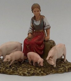 donna seduta con maiali